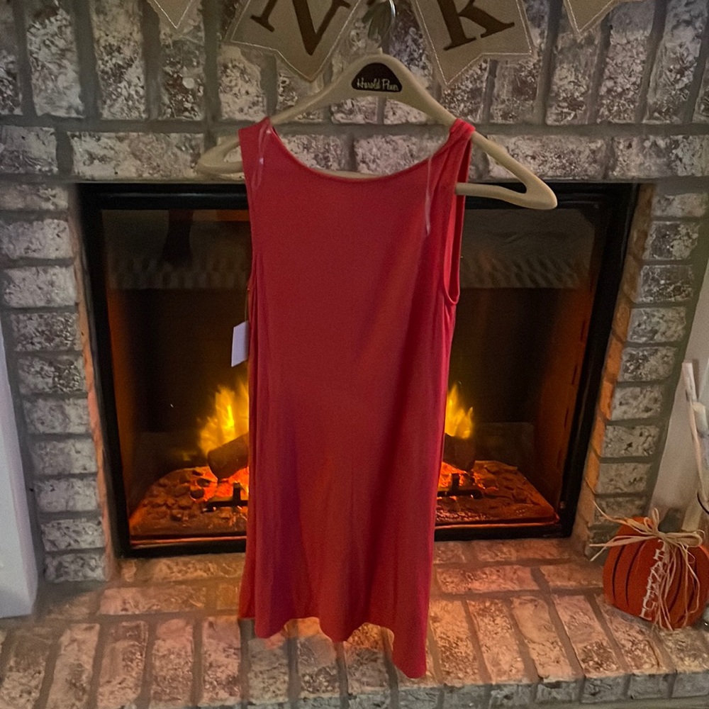 This is a loose dress with no sleeves